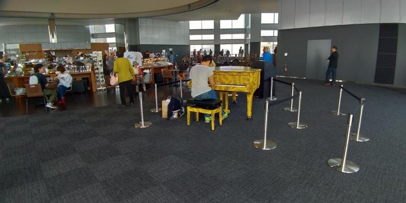 黄色く塗られたピアノ