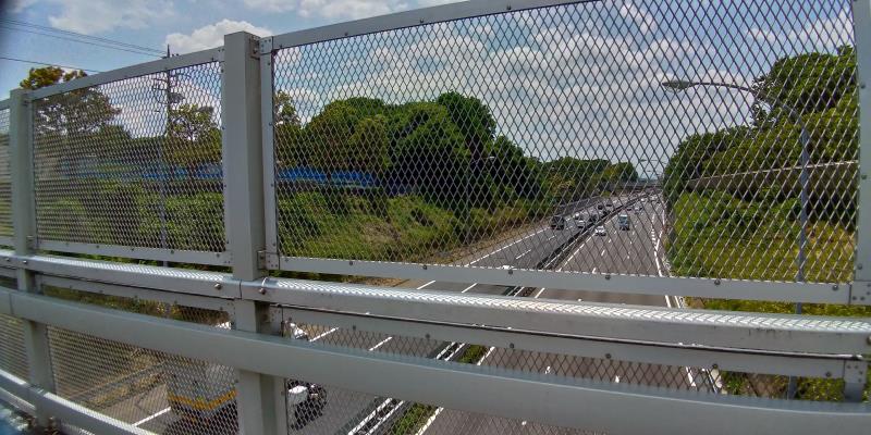 橋から眺めた5車線の広い中央道