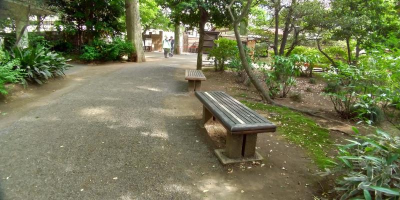 園内のベンチ