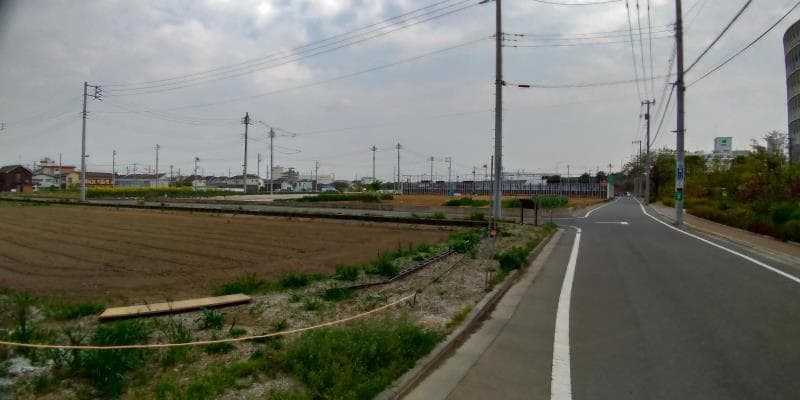 古民家前の広々とした畑