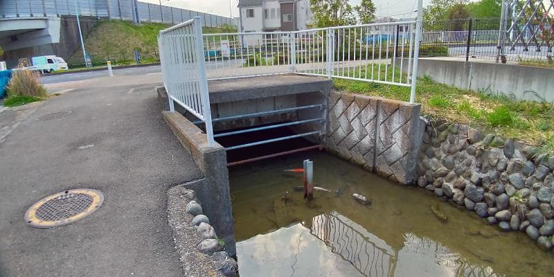 道路の下にもぐる用水路