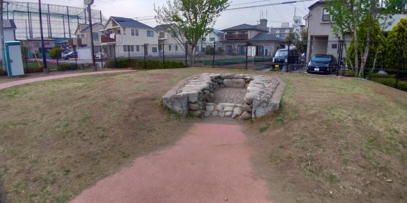 復元された古墳