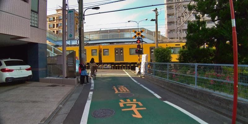 線路を走る西武新宿線の様子