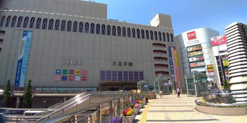 八王子駅前のデッキから大きな駅ビルを眺める