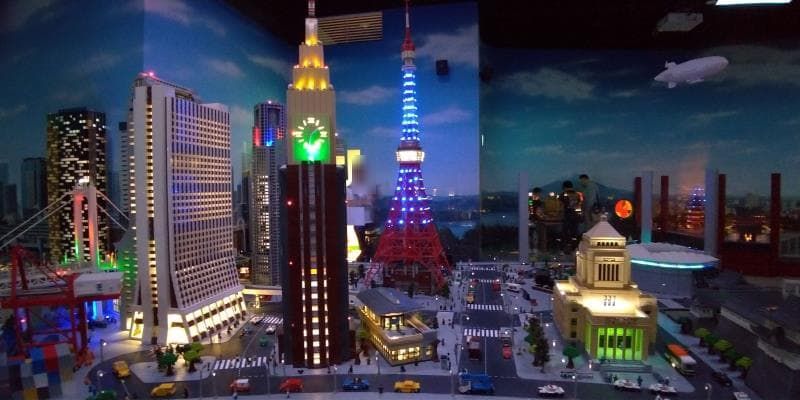電飾が光るレゴのジオラマ