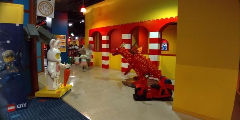 レゴでできた赤いドラゴンの置かれた通路