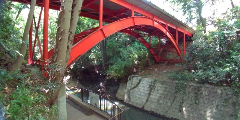 下から見上げた赤く塗られた橋