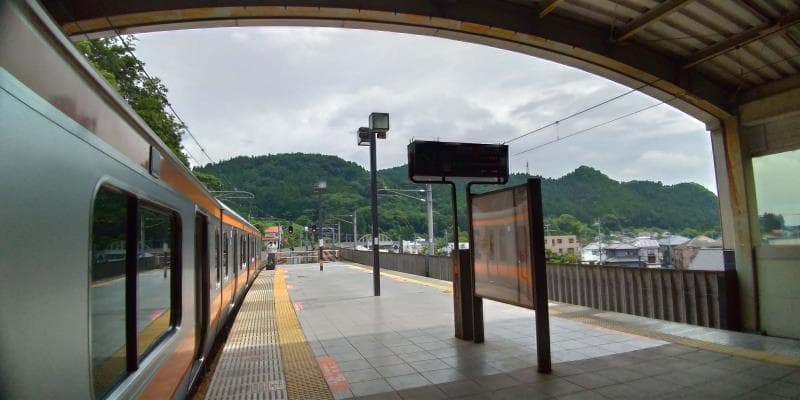 武蔵五日市駅から山を眺める