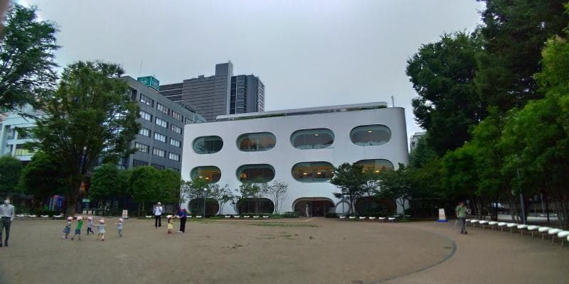 武蔵野プレイス前の広場