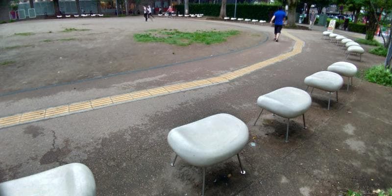 広場を囲むように設置された白い椅子