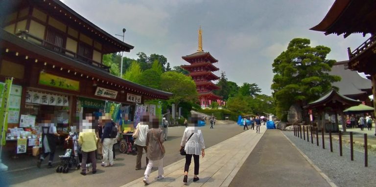 高幡不動尊金剛寺に入ってすぐの眺め。奥には五重塔
