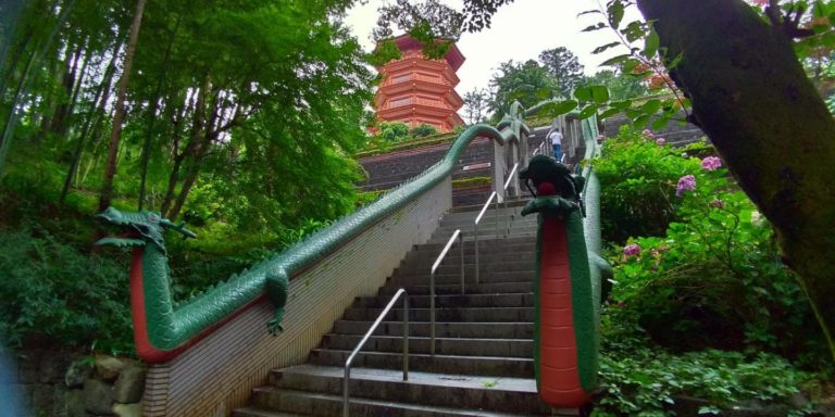 2匹の龍が飾られた階段と大きな五重塔
