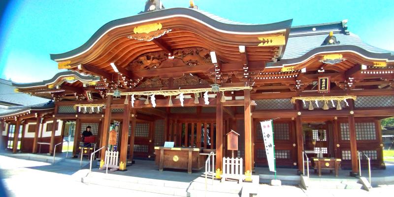 装飾が細かな諏訪神社の社殿